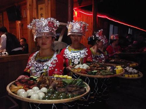 瑶族婚礼吃瓜视频,热闹非凡，瓜果飘香，传统习俗展现民族风情