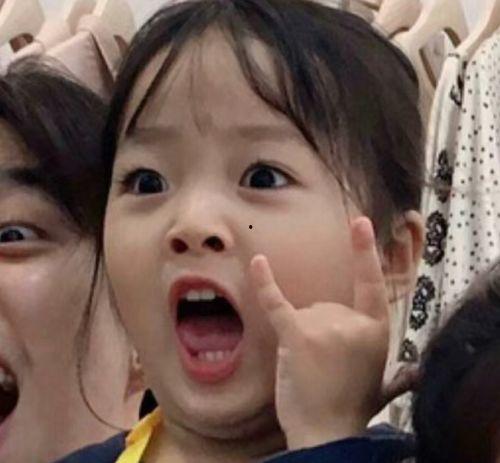 情侣沙雕吃瓜,甜蜜日常笑翻天