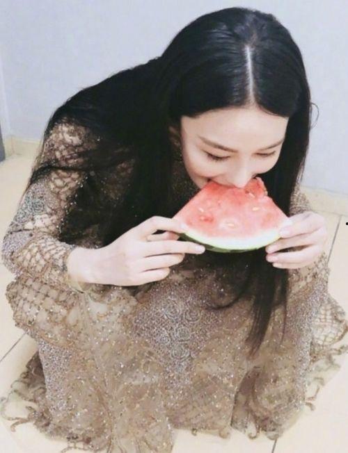 瓜裙吃瓜,揭秘娱乐圈的甜蜜与苦涩