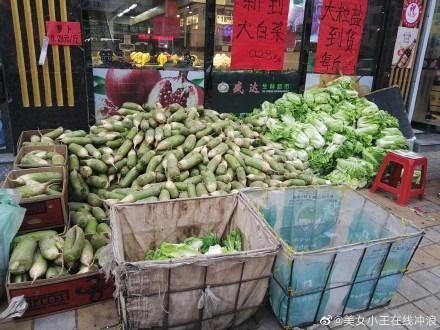 聚众吃瓜什么意思,网络时代的围观文化现象